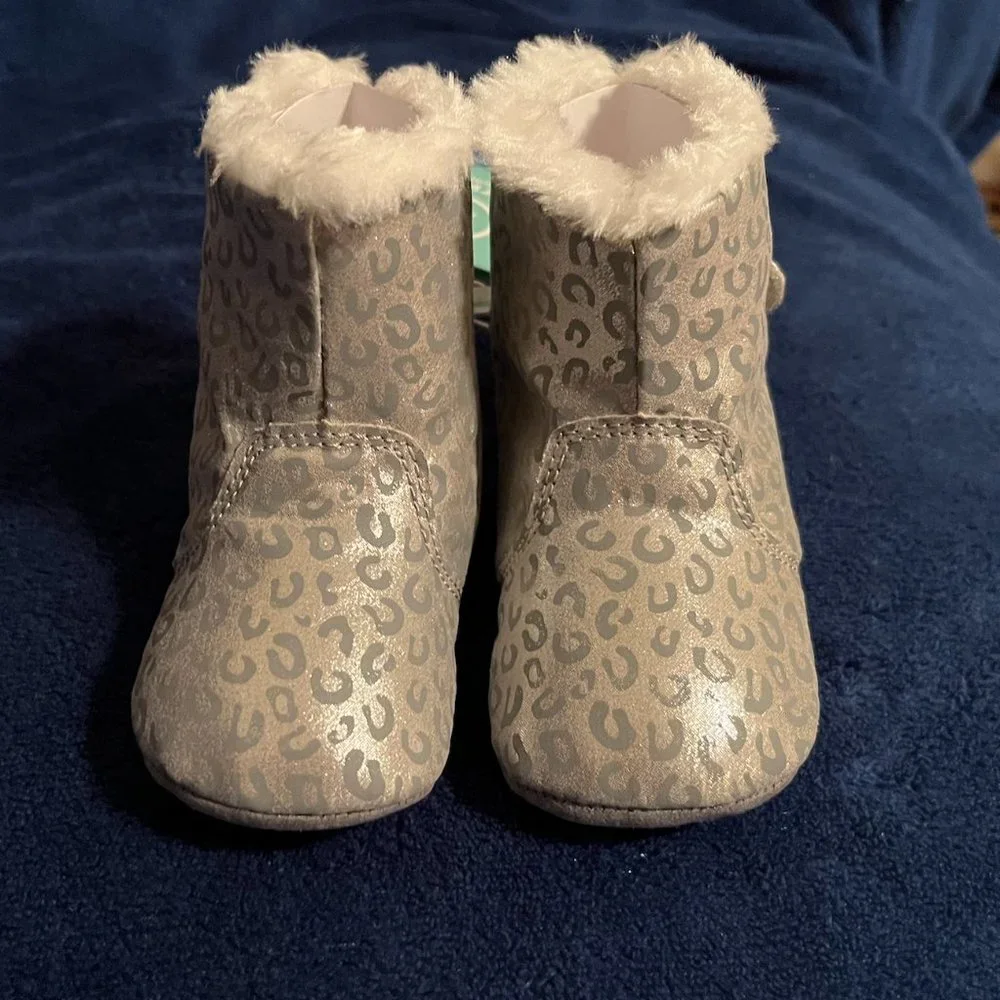 Stride Rite infant girls faux fur lined booties, silver pattern, NWT